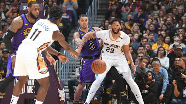 kuzma_guarding_ad_while_lebron_looks_on.jpg